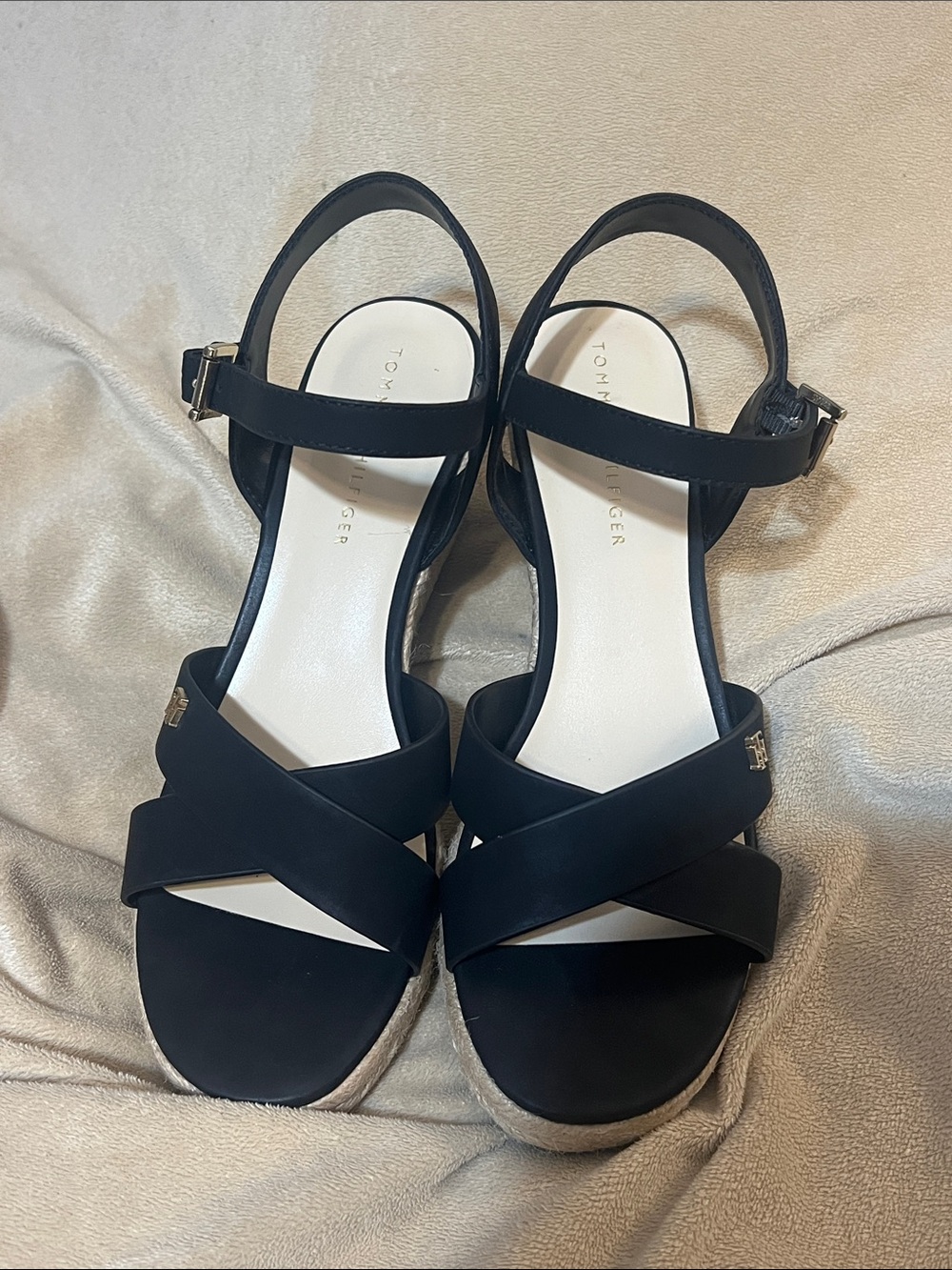 Tommy Hilfiger women’s black wedge Gallie sandal- size 9- stylish and classic - Picture 2 of 6